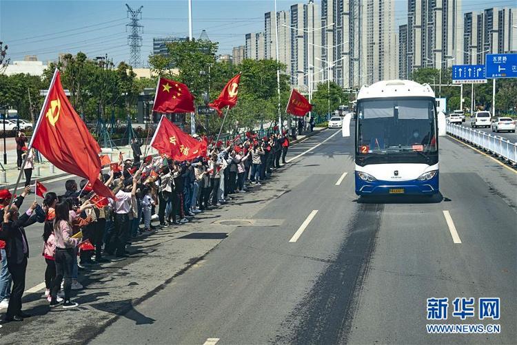 4月15日,武汉市民自发上街送别北京协和医院国家援鄂抗疫医疗队.