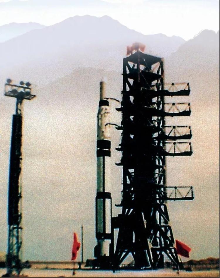 发射东方红一号卫星的长征一号运载火箭竖立在发射塔架上