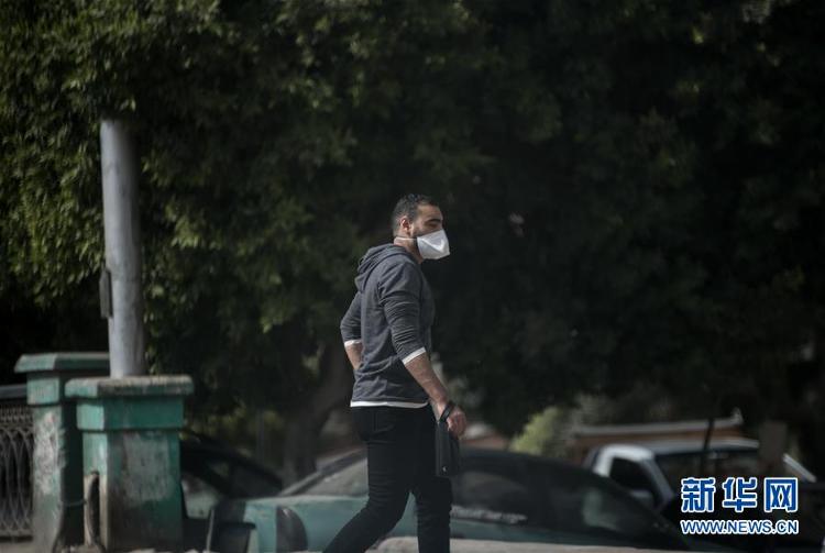 5月3日,在埃及首都开罗,一名男子戴口罩出行. 新华社记者 邬惠我 摄