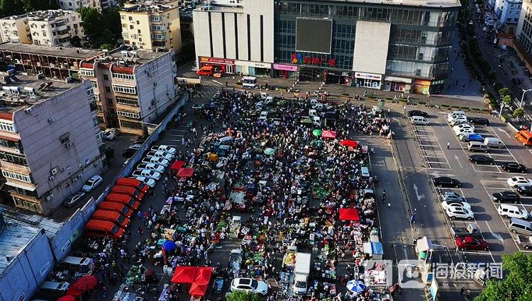 济南老东门停车场早上摇身变早市每天4000多人来买菜