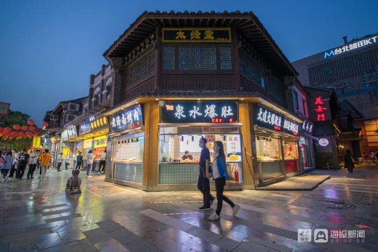 济南芙蓉街,宽厚里:每家店铺前都有不一样的风景