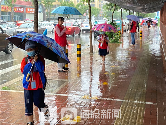 潍坊市坊子区理想小学:为孩子撑伞的你们真美