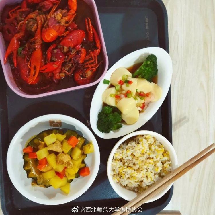 西北师范大学食堂准备了2020斤小龙虾欢送毕业生,1份9.9.