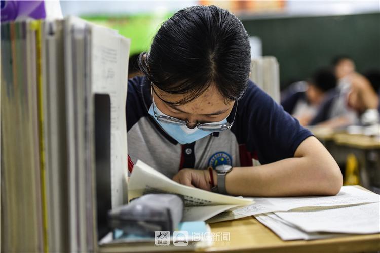 埋头苦干,奋笔疾书其乐融融的班级氛围让每个学子在同台竞争时都"卯"