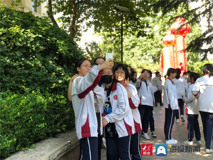 定格青春!青岛十七中高三学子告别母校"奔涌"向高考