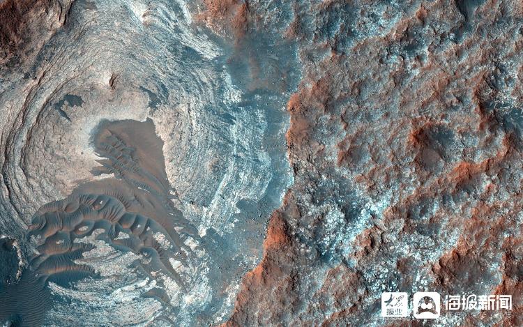 美国宇航局发布火星勘测器高分辨率成像设备拍摄的火星表面图像