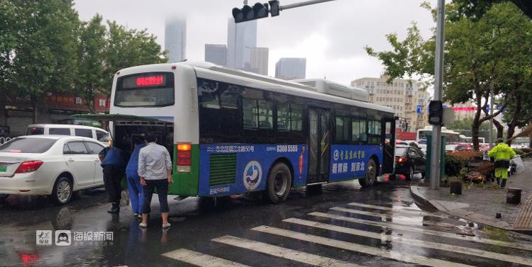 青岛公交人冒雨抢修车辆保证市民出行