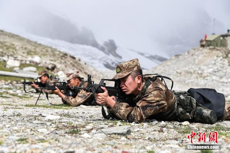与雪山冰川为伴 西藏军区边防战士海拔5400米守边