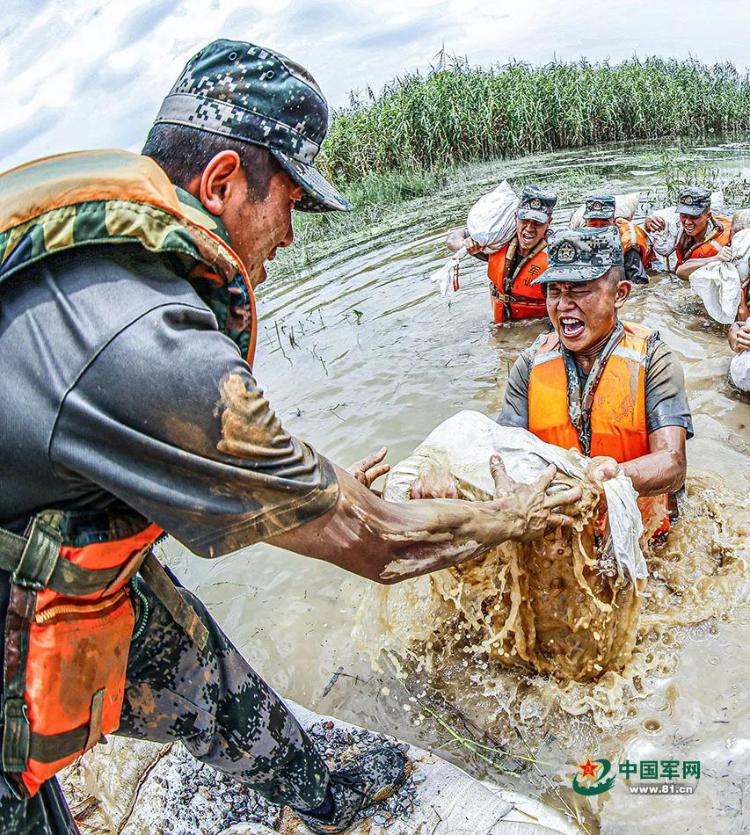 扛沙袋,垒土石,填缺口…向抗洪勇士致敬!