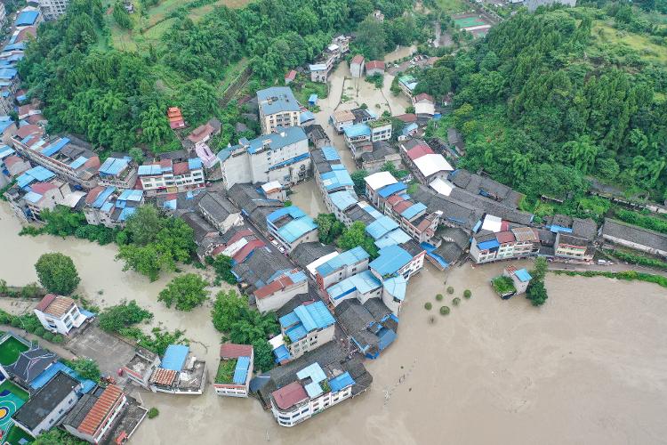 8月13日,在重庆市潼南区米心镇,涪江水位明显上涨,洪水倒灌进场镇