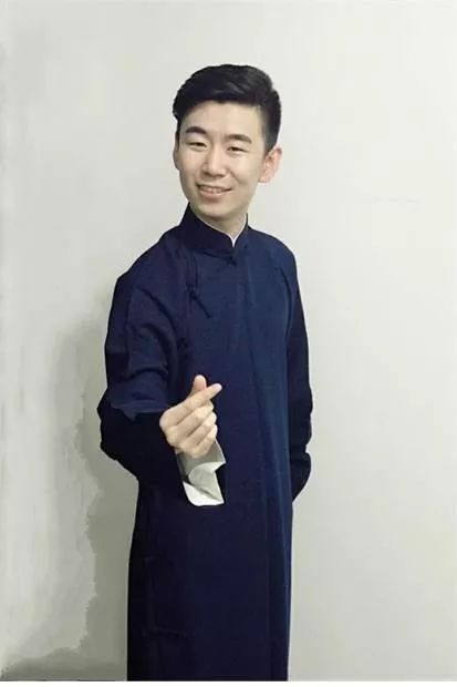 张大钊:嘻哈包袱铺青年相声演员,师从著名相声演员程磊,在舞台上演出