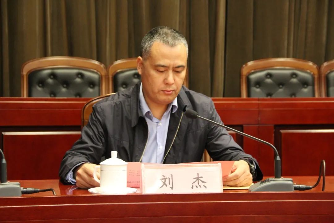 区综合行政执法局党组成员,环卫中心主任刘杰宣传通报