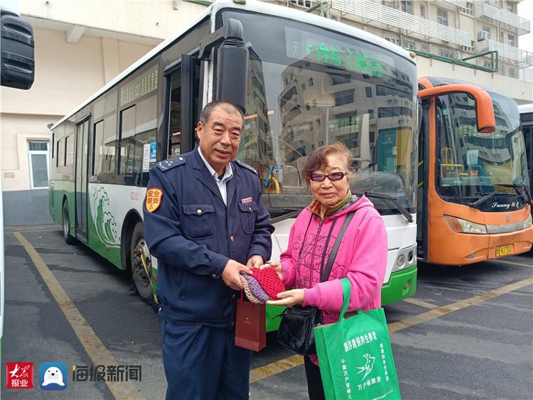 青岛公交驾驶员暴雨送雨衣七旬老人手织杯套感谢