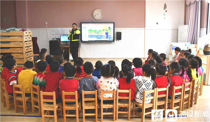 东营区文华幼儿园顺利开展交通安全进校园活动