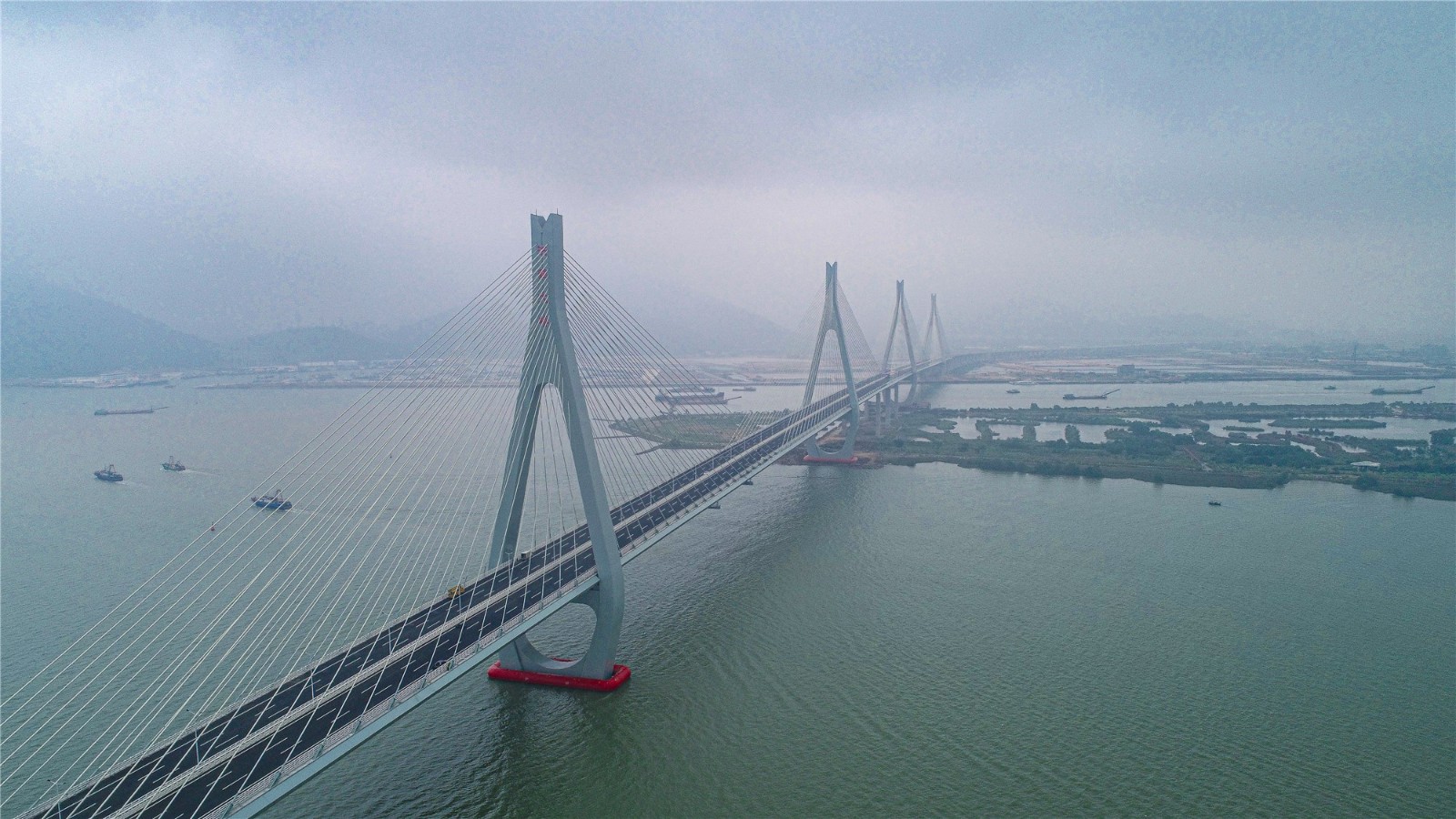 珠海洪鹤大桥通车,系世界最大跨度串联式斜拉桥