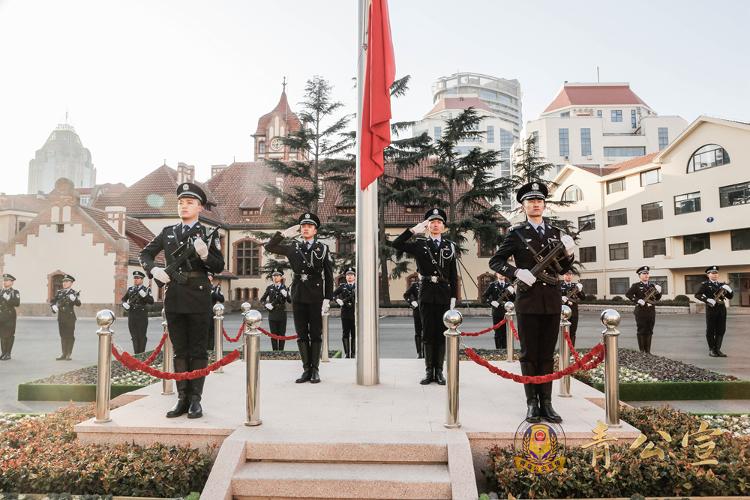 庆祝首个中国人民警察节青岛市公安局举行升国旗举警旗活动