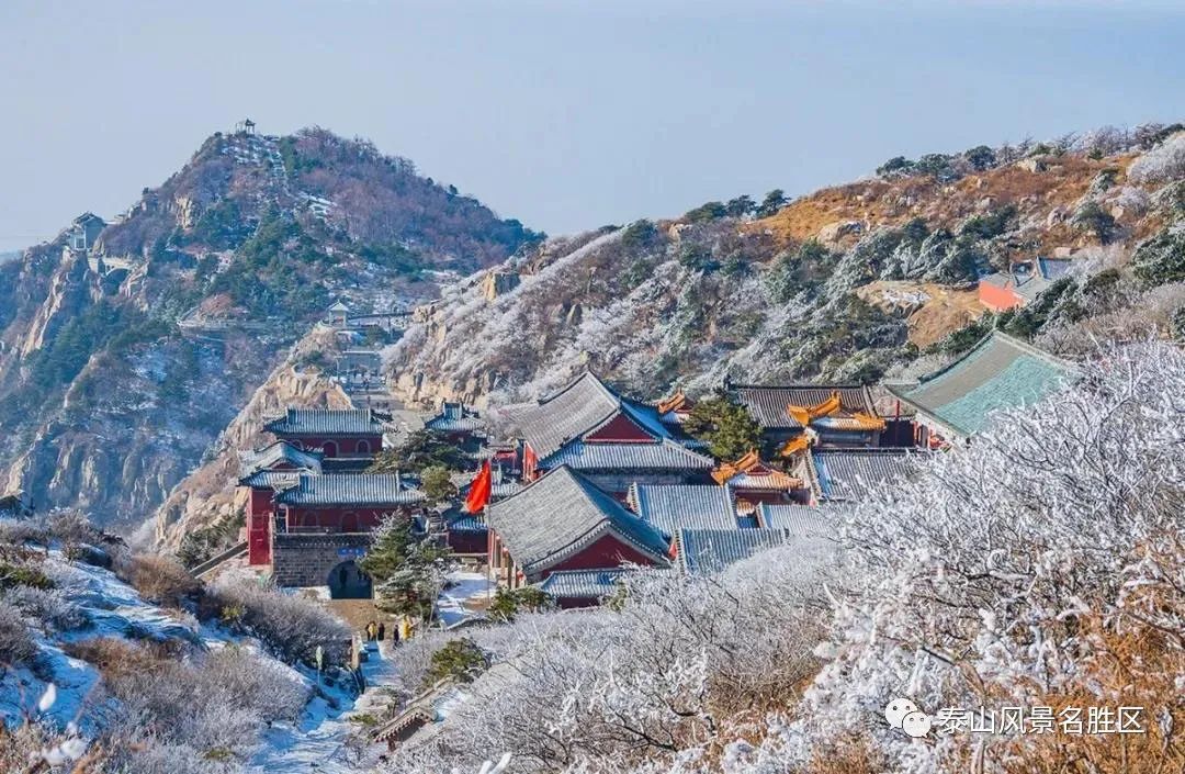 亭西有岱祠,又有碧霞元君祠;皇帝行宫在碧霞元君祠东.