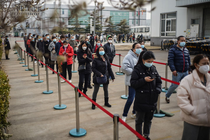 2月21日,在大兴区亦庄镇一处疫苗接种点,居民在排队等候进入接种区.