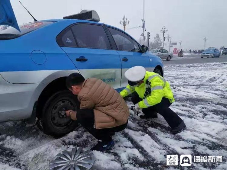 聊城一出租车雪地爆胎 执勤交警及时支援