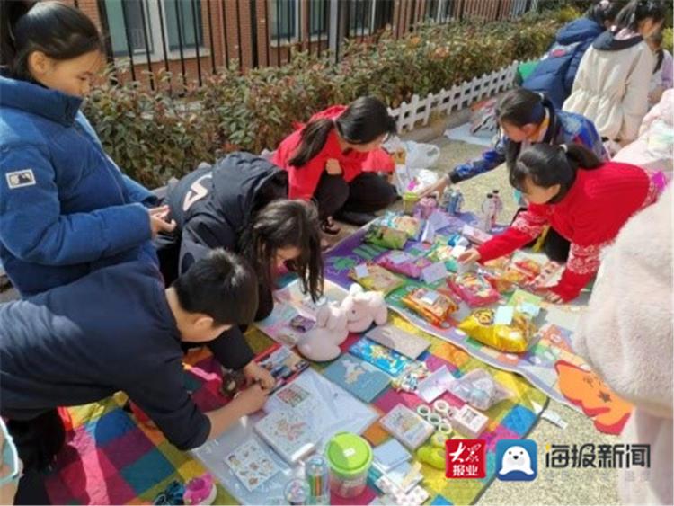 3月5日,一场热闹而有意义的爱心义卖活动在青岛基隆路小学的校园里