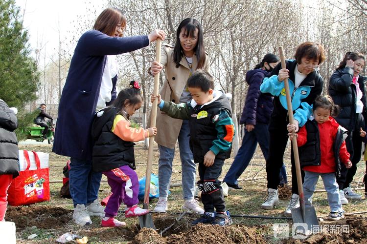 第43个植树节济南幼儿园小朋友亲手种树见证生命的萌发