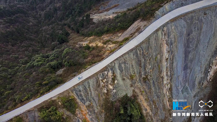 探寻网红地"刀背梁":公路修在山脊顶端,仿若"刀片天路