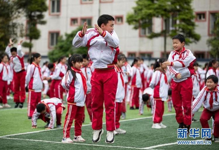 4月15日,在荥经县严道第二小学若水校区,学生在大课间体育活动中进行