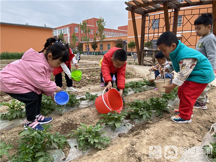 利津县第三实验幼儿园"谷雨时节种植忙"培养孩子们的种植兴趣