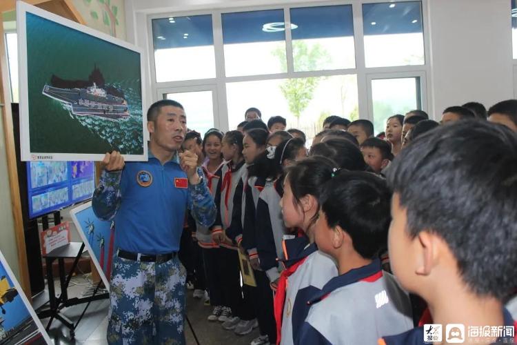 逐梦蔚蓝海洋崂山区东泰小学举办海军成立72周年纪念活动