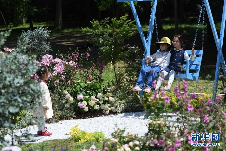 4月29日,孩子们在花园生活节上玩耍 新华社记者 翁忻旸 摄