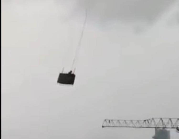 武汉大风天两名工人被困吊篮救出后抢救无效身亡