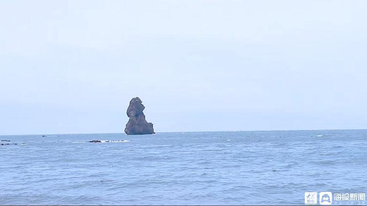 青岛崂山石老人海水浴场海天一色游人如织