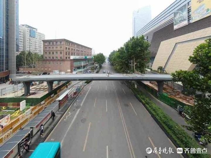 济南这处商圈架起过街天桥建成后行人过街难将缓解