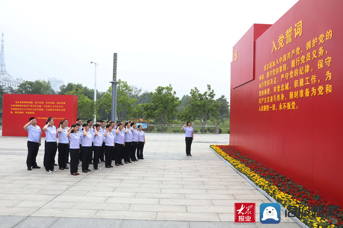 肥城市税务局全体党员在党史学习教育广场重温入党誓词(姜咪咪 供图)