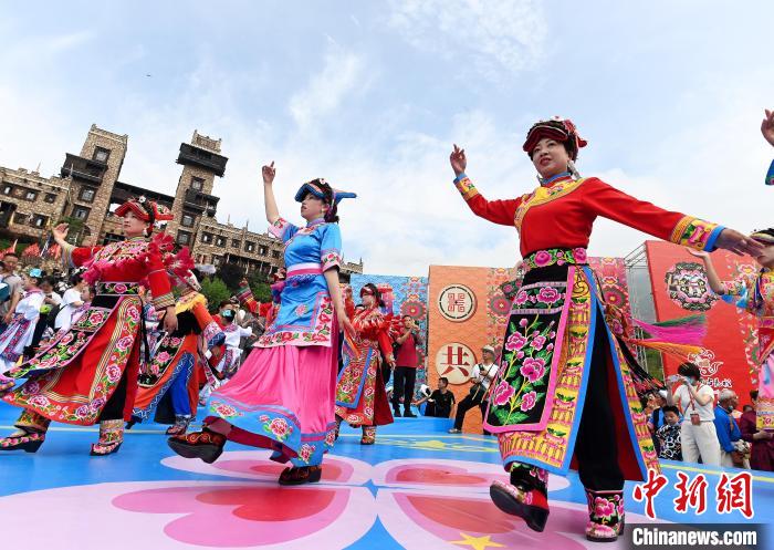 羌族妇女们穿着节日盛装一起来庆祝属于羌族妇女们自己的节日——羌族