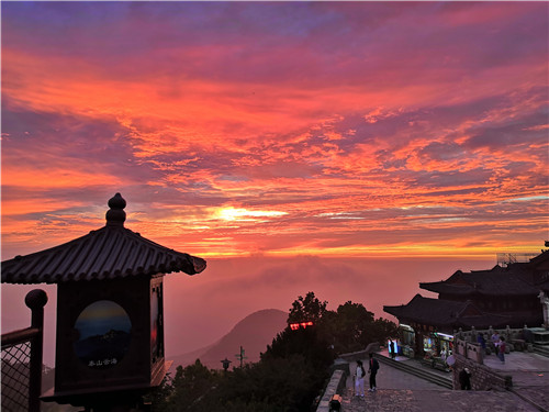 夕阳西下之时,太阳穿破层层阻碍,洒下万道金光,映红了彩霞,晚霞夕照