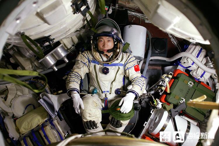2003年10月15日,中国第一位飞天航天员杨利伟在返回舱内.