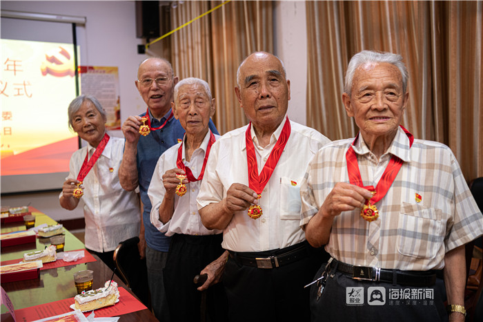 党组织的安排,向于忠凯,姜铭皋等五名50年党龄的老党员代表颁发"光荣