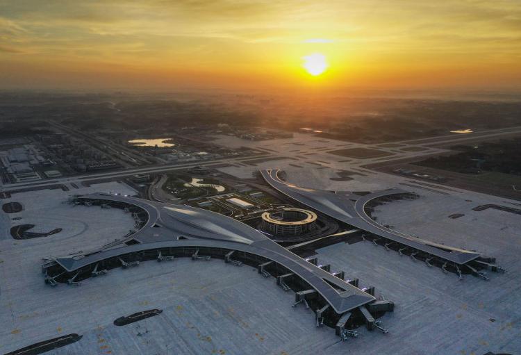 这是6月5日拍摄的日出时分的成都天府国际机场(无人机照片).