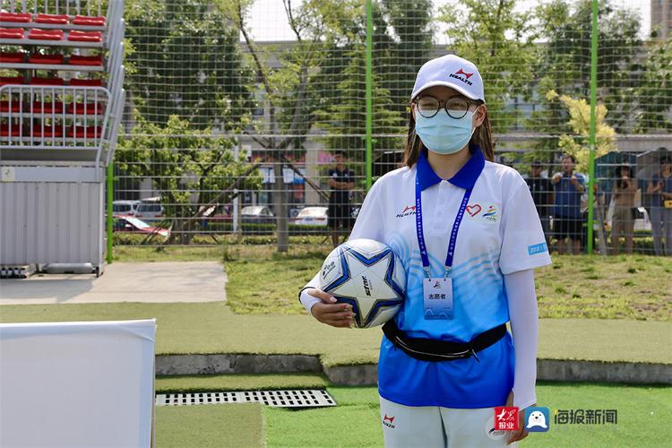 扮靓第十四届全国学生运动会300余名青岛城市学院志愿者在行动