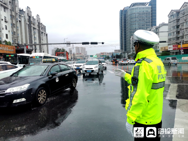 全力以赴迎战台风烟花青岛交警冒雨执勤保通畅