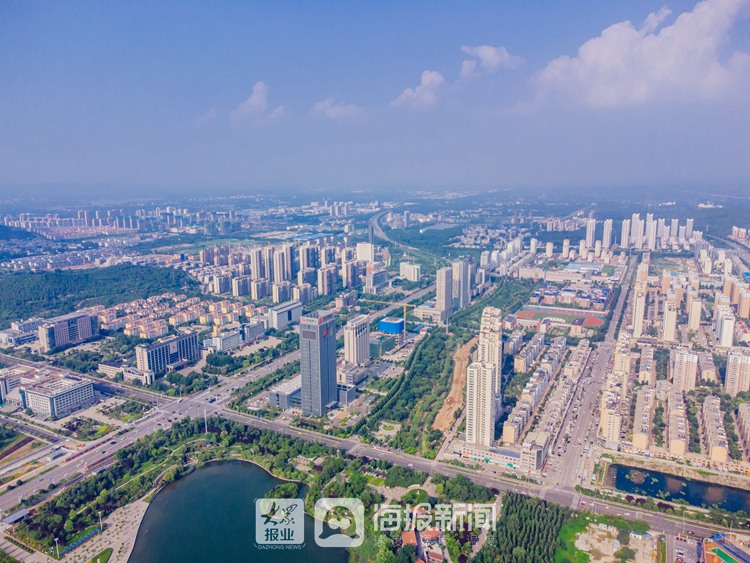 天空如洗 航拍雨后枣庄新城城市风光