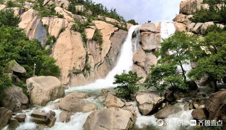 雨后瀑水量急增,崂山太清八水河再现"龙潭喷雨"