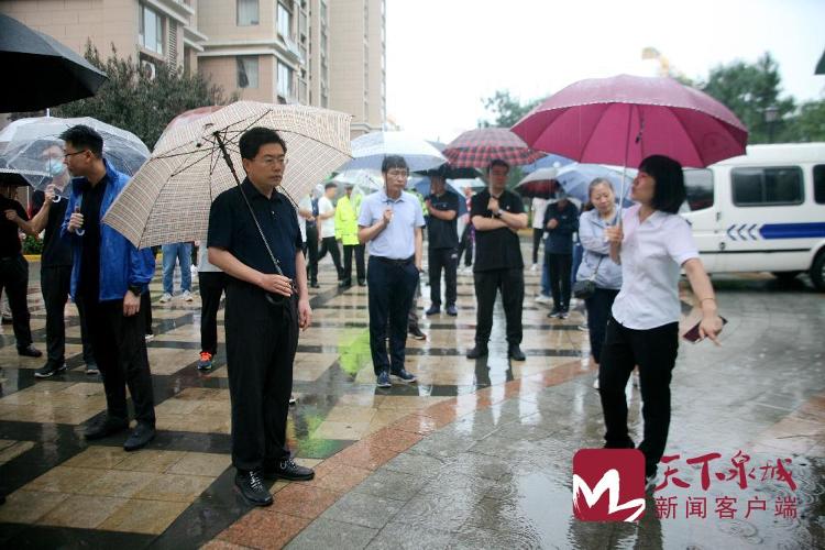 9月4日,济南市城管局党组书记,局长孙世会与高新区管委会副主任李怀东