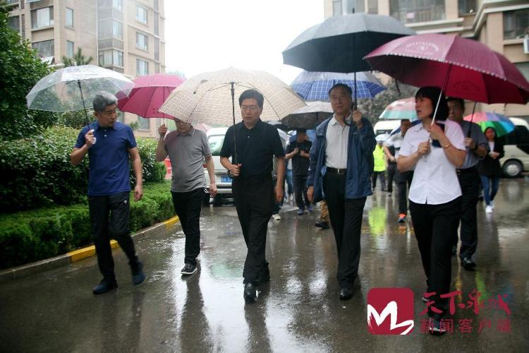 9月4日,济南市城管局党组书记,局长孙世会与高新区管委会副主任李怀东