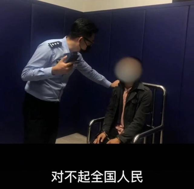 车主贴辱华标语被拘15日警方部分车贴系其找商家定制