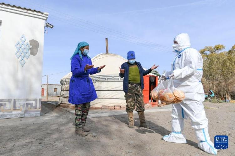 额济纳旗农牧民制备食物送因疫情滞留游客