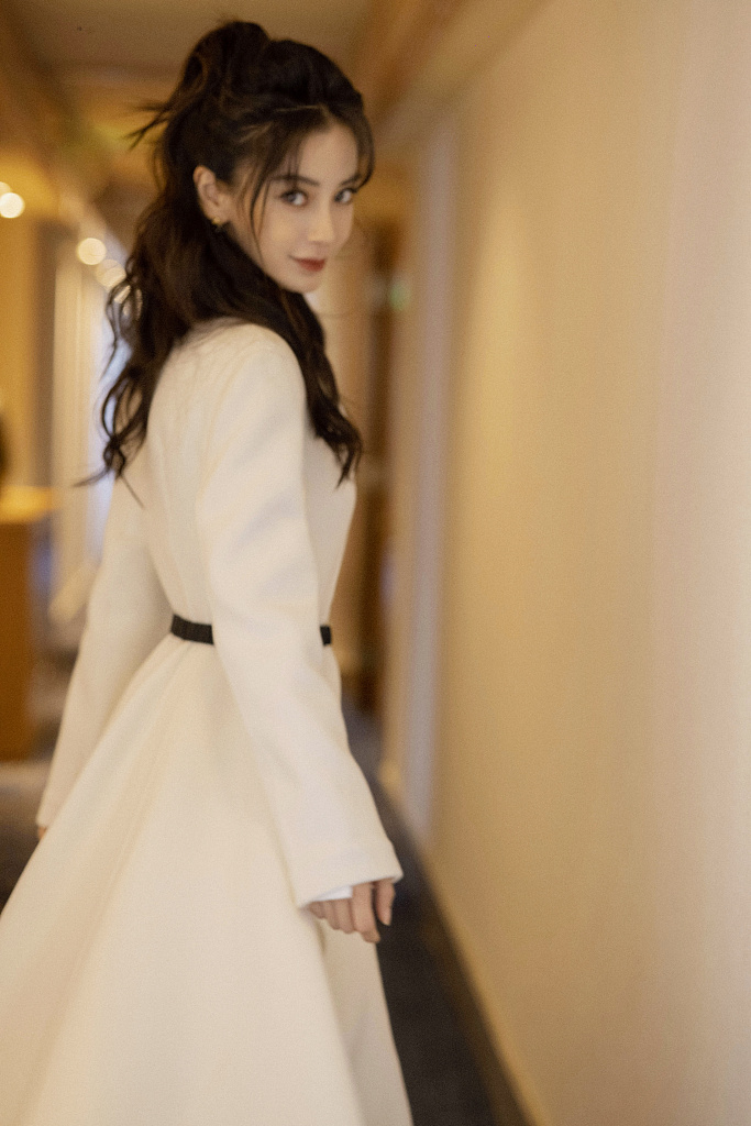 杨颖白色连衣裙造型简约优雅长发微卷