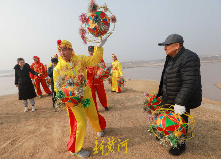 济南不愁传承的非遗传统表演槐荫绣球灯舞新生代队员平均年龄只有15岁