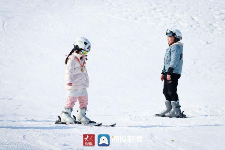 嗨你好冬奥会①冰墩墩雪容融亮相街头冬奥元素扮靓日照